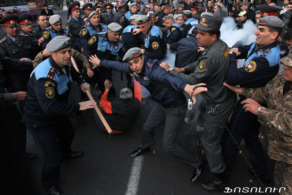 Masker Juta Maret di Yerevan adalah Freedom Square Gallery: Masked Millionaire march di Tallinn dan tempat lain di dunia