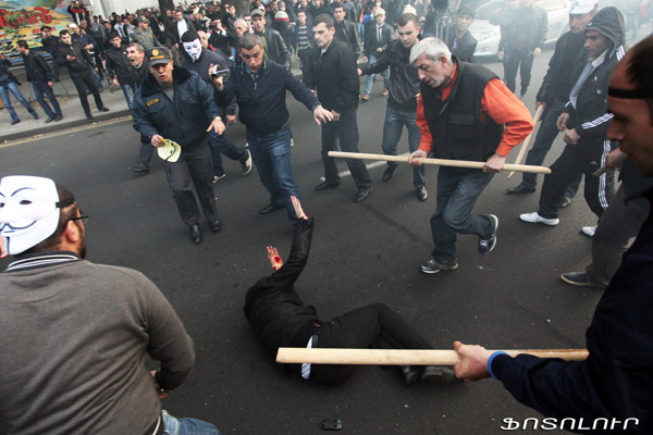 Sejuta di Yerevan Mask of Freedom Square8 Gallery: Jutaan Masked march di Tallinn dan tempat lain di dunia