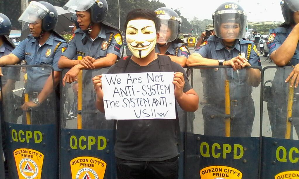  Foto: Masked Millionaire march di Tallinn dan tempat lain di dunia