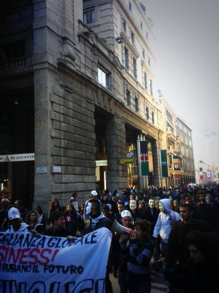 milano italy Foto: Jutaan Masked march di Tallinn dan tempat lain di dunia